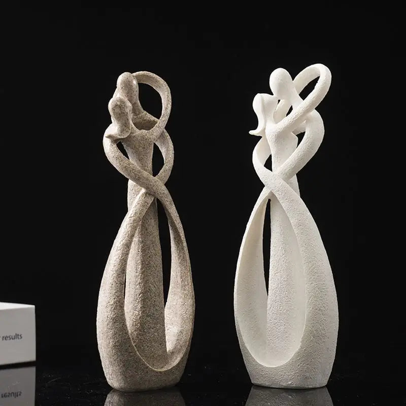 Escultura Abstrata de Casal Beijando em Resina